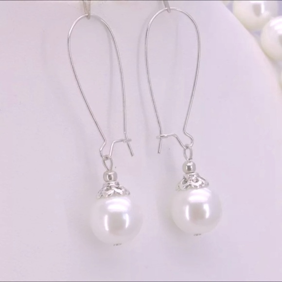 White Pearls Set Necklace Bracelet Earrings - Picture 2 of 2